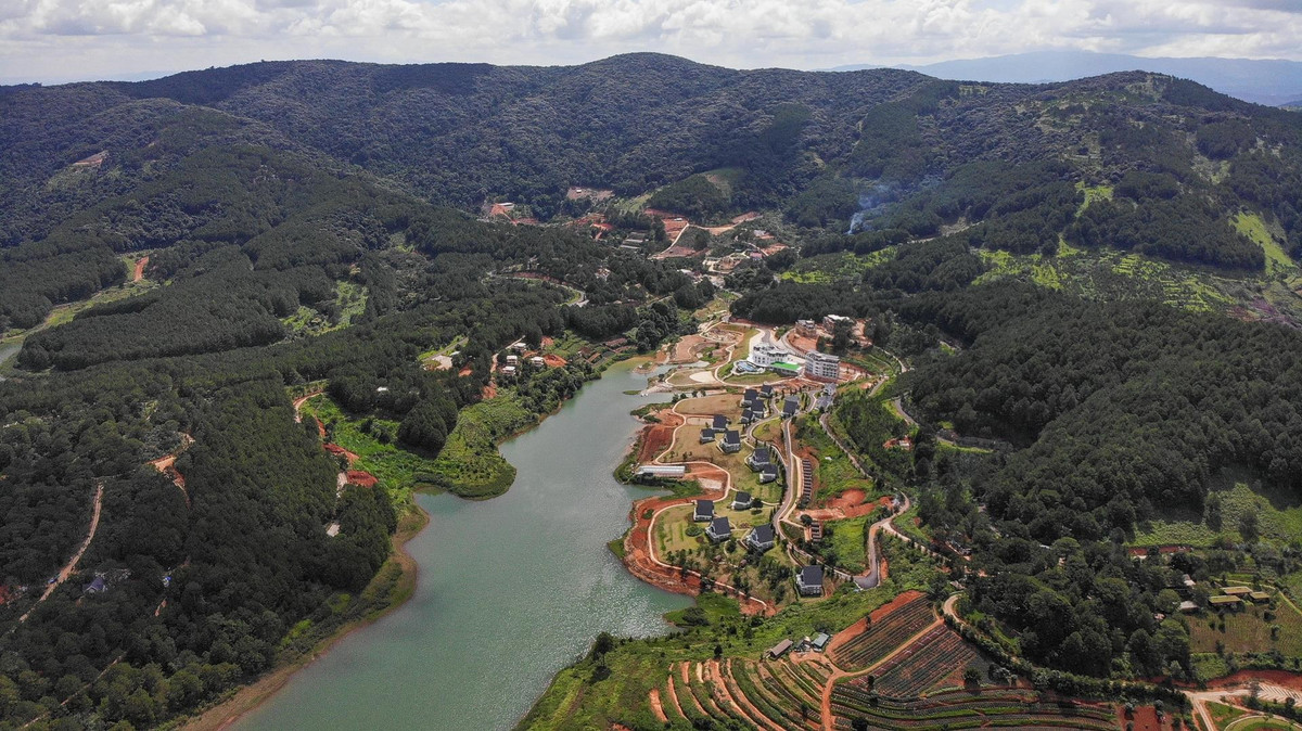 Một số công trình được chỉ ra khi xây dựng vượt quá phạm vi ranh giới được thuê, xâm lấn khu vực bảo vệ I của di tích quốc gia. Cơ quan chức năng buộc toàn bộ các doanh nghiệp phải ngừng thi công các hạng mục công trình, tiến hành xử lí và khắc phục các sai phạm trong khu vực.