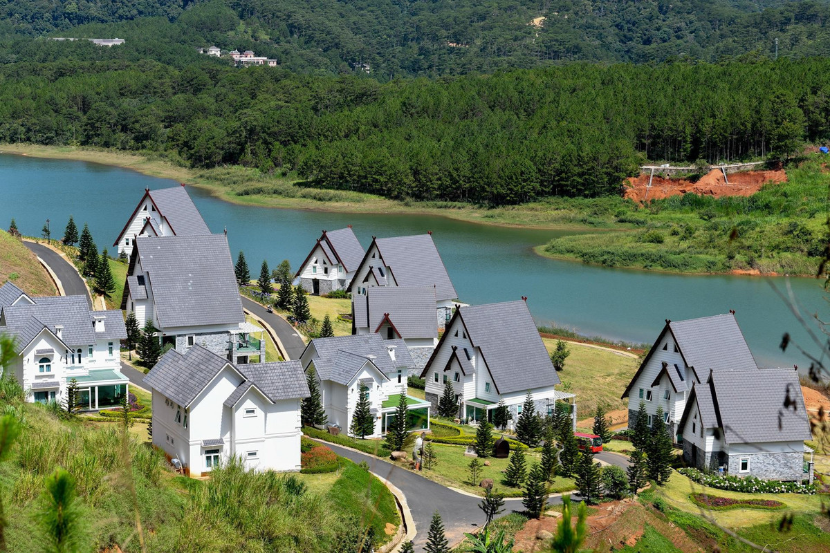 Với tiêu chuẩn 4 sao, dự án gồm 19 căn villa với tổng diện tích hơn 450 m2 nằm sát mép hồ Tuyền Lâm. Toàn bộ công trình đều nằm trong phạm vi vùng bảo vệ I của khu di tích thắng cảnh.