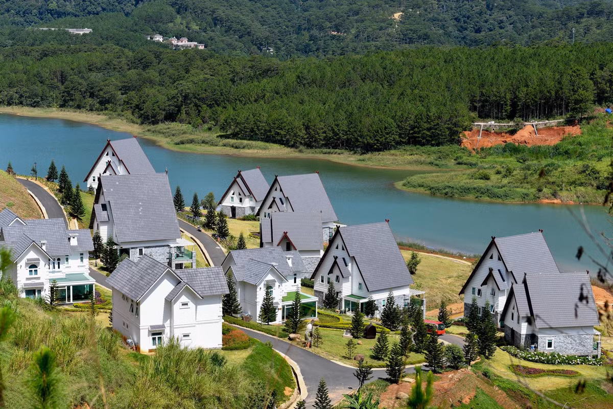 Với tiêu chuẩn 4 sao, dự án gồm 19 căn villa với tổng diện tích hơn 450 m2 nằm sát mép hồ Tuyền Lâm. Toàn bộ công trình đều nằm trong phạm vi vùng bảo vệ I của khu di tích thắng cảnh.