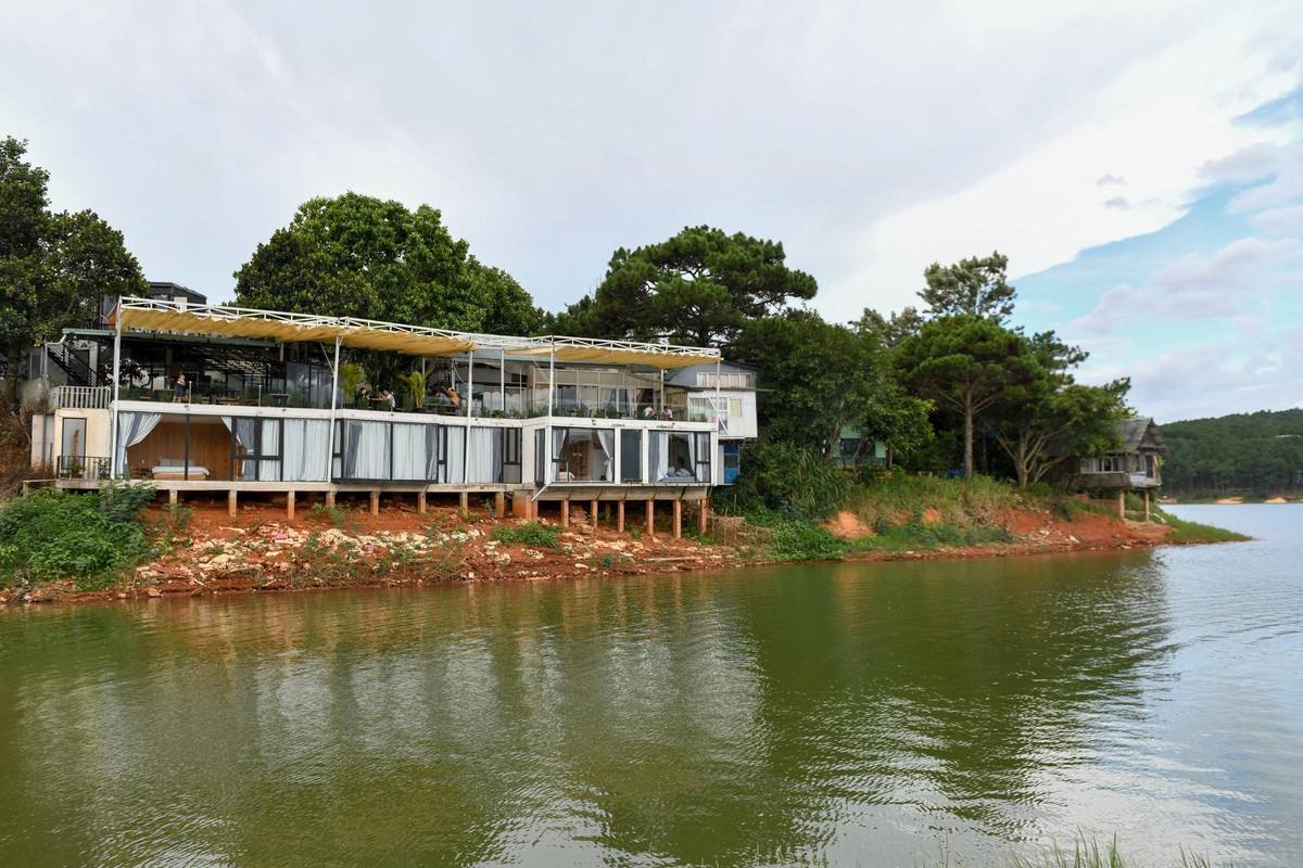 Công ty TNHH Trà Vườn Thương cũng có hàng loạt công trình xây dựng không phép với tổng diện tích vi phạm hơn 553 m2, nằm sát mặt hồ. Trong hình là công trình có diện tích 116,4 m2, đã đổ sàn bê tông cốt thép, có kết cấu móng, xây dựng nhiều phòng lưu trú. Cơ quan chức năng đã lập biên bản xử lý và yêu cầu tháo dỡ toàn bộ công trình vi phạm từ năm 2018 nhưng đến nay, hoạt động kinh doanh, đón khách vẫn đang diễn ra ở đây.