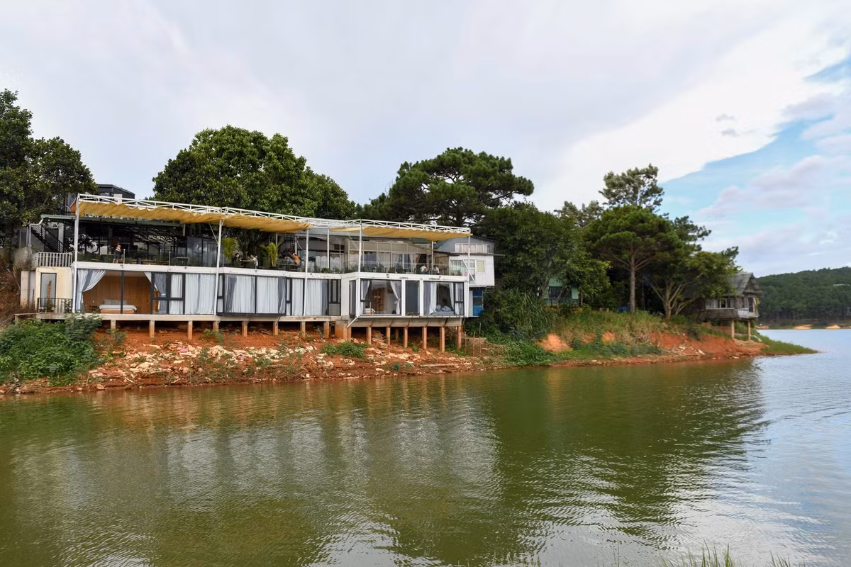 Công ty TNHH Trà Vườn Thương cũng có hàng loạt công trình xây dựng không phép với tổng diện tích vi phạm hơn 553 m2, nằm sát mặt hồ. Trong hình là công trình có diện tích 116,4 m2, đã đổ sàn bê tông cốt thép, có kết cấu móng, xây dựng nhiều phòng lưu trú. Cơ quan chức năng đã lập biên bản xử lý và yêu cầu tháo dỡ toàn bộ công trình vi phạm từ năm 2018 nhưng đến nay, hoạt động kinh doanh, đón khách vẫn đang diễn ra ở đây.