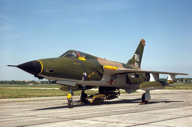 Sau tiêm kích F-4 là loại tiêm kích - bom F-105D Thunderchief với tổng số thiệt hại trên bầu trời Việt Nam là 335 chiếc trong đó có 283 chiếc bị bắn hạ khi giao tranh, số còn lại thiệt hại do tai nạn. Nguồn ảnh: Thearchive.