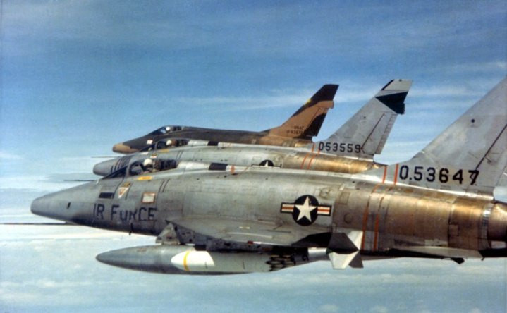 Tiêm kích F-100 Super Sabre đứng ở vị trí tiếp theo với thiệt hại không kém khi có 243 chiếc bị hư hỏng hoàn toàn trong đó có 198 chiếc hư hại trong khi giao tranh. Nguồn ảnh: Thearchive.