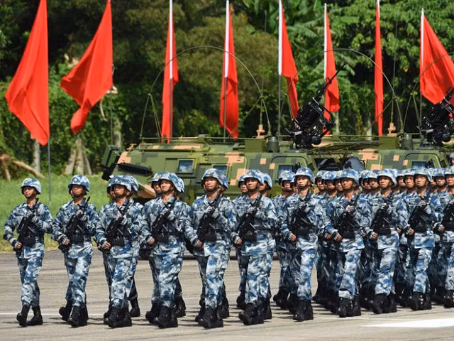 Đơn vị đồn trú này của Trung Quốc có nhiều điểm cực kỳ khác biệt so với các đơn vị quân đội khác của Trung Quốc. Đến cả quân phục của đơn vị đồn trú ở Hong Kong cũng khác hoàn toàn quân phục của quân đội Trung Quốc cho tới tận năm 2007 mới bắt đầu được đồng bộ. Nguồn ảnh: QQ.