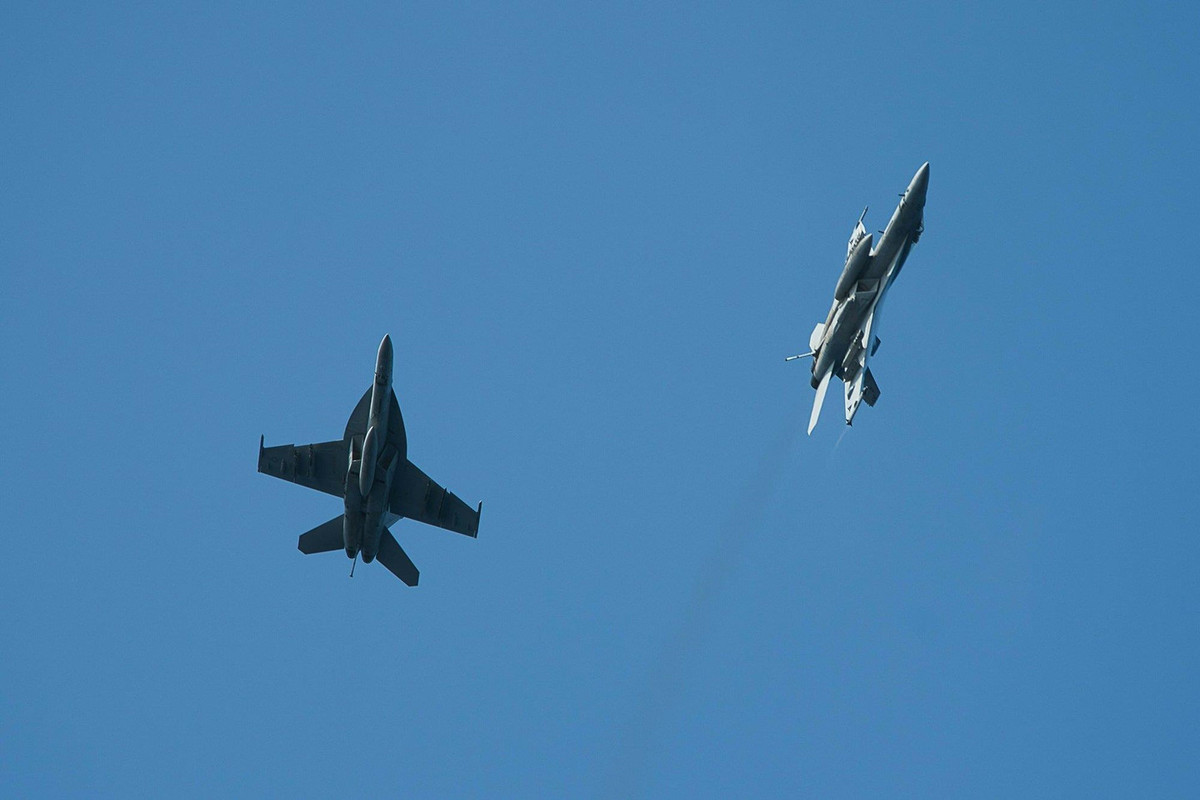 Mỹ còn cáo buộc Iran tấn công 4 tàu chở dầu ngoài khơi UAE bằng thủy lôi nam châm, nhưng không đưa ra được bằng chứng. Đại sứ Iran tại Liên Hợp Quốc Majid Takht Ravanchi khẳng định thông tin tình báo mà Washington đưa ra nhằm cáo buộc Iran đang triển khai tên lửa đe dọa các lợi ích của Mỹ ở Trung Đông là "tin giả". Tehran trước đó đã tuyên bố ngưng thực thi một số điều khoản của thỏa thuận hạt nhân Iran, tròn 1 năm sau khi Mỹ rút khỏi thỏa thuận này. Ảnh: AP