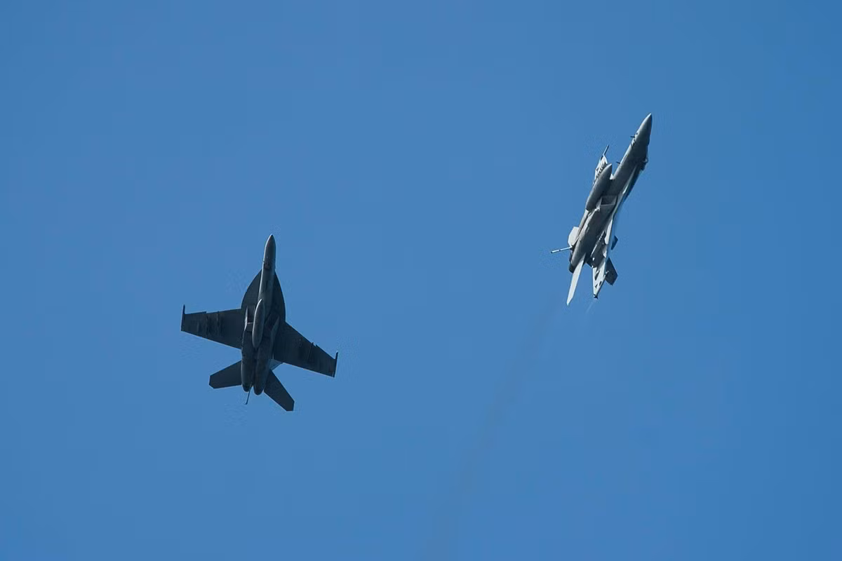 Mỹ còn cáo buộc Iran tấn công 4 tàu chở dầu ngoài khơi UAE bằng thủy lôi nam châm, nhưng không đưa ra được bằng chứng. Đại sứ Iran tại Liên Hợp Quốc Majid Takht Ravanchi khẳng định thông tin tình báo mà Washington đưa ra nhằm cáo buộc Iran đang triển khai tên lửa đe dọa các lợi ích của Mỹ ở Trung Đông là "tin giả". Tehran trước đó đã tuyên bố ngưng thực thi một số điều khoản của thỏa thuận hạt nhân Iran, tròn 1 năm sau khi Mỹ rút khỏi thỏa thuận này. Ảnh: AP