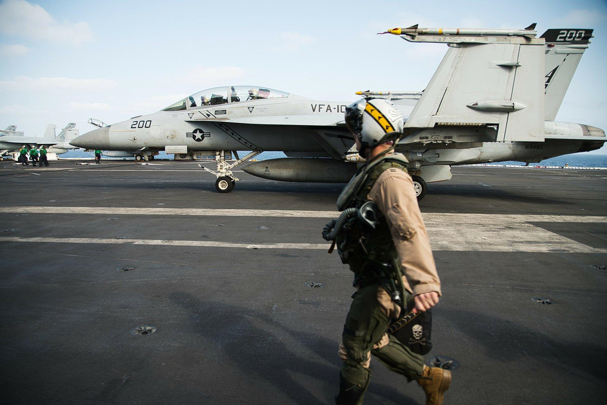 Tàu sân bay Mỹ không đi qua eo biển Hormuz để tránh làm gia tăng căng thẳng với Iran: "Bạn không muốn vô tình leo thang điều gì đó", Putnam Browne, sĩ quan chỉ huy tàu sân bay Lincoln, nói với AP. Ảnh: AP