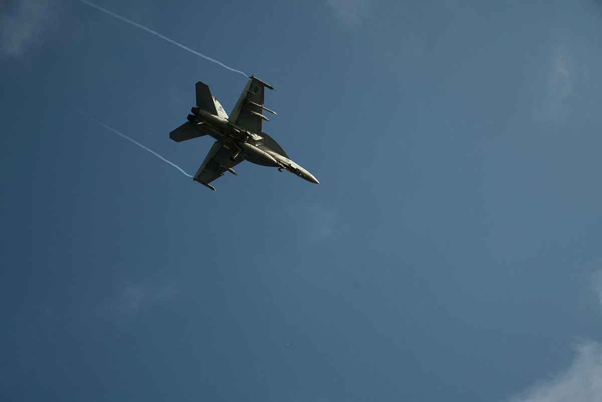 Ngoài ra, Mỹ cho biết có thông tin tình báo cho thấy Iran triển khai tên lửa lên tàu nhỏ và chuẩn bị tấn công vào đồng minh và lợi ích của Mỹ ở Trung Đông. Nhà Trắng phản ứng bằng cách triển khai tàu sân bay và máy bay ném bom, cùng kế hoạch tùy chọn triển khai 120.000 binh sĩ nếu Iran tấn công vào lợi ích Mỹ, hoặc tăng tốc độ sản xuất vũ khí hạt nhân. Ảnh: AP