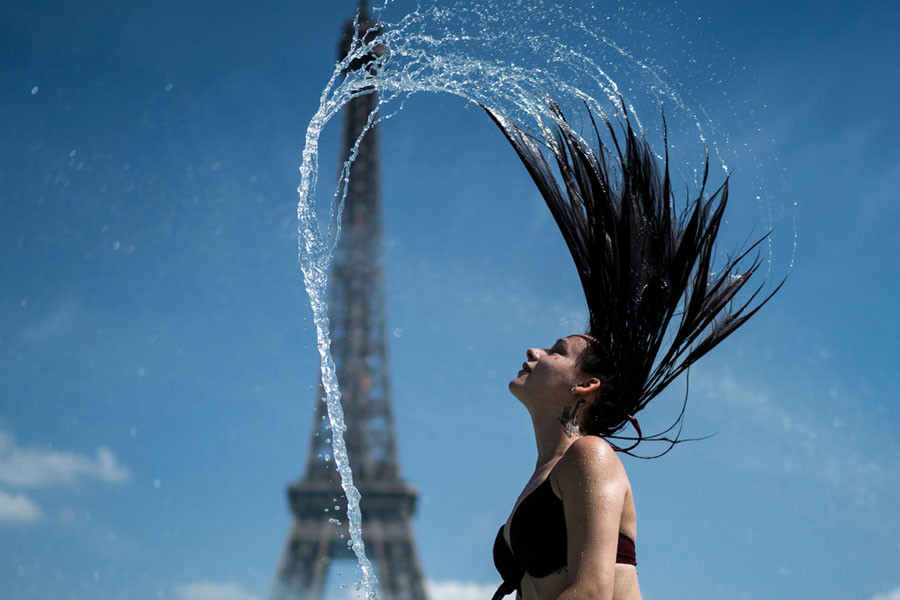 Nắng nóng kỷ lục ở châu Âu đã khiến mọi công viên, vòi phun nước công cộng ở nhiều thành phố lớn biến thành địa điểm "nghỉ mát" của người dân địa phương. Nắng nóng khiến người dân châu Âu "phát hoảng" vì tại châu lục này, rất ít hộ gia đình có trang bị... điều hòa nhiệt độ tại nhà riêng. Nguồn ảnh: Theatlantic.