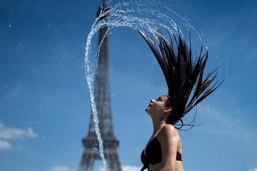 Nắng nóng kỷ lục ở châu Âu đã khiến mọi công viên, vòi phun nước công cộng ở nhiều thành phố lớn biến thành địa điểm "nghỉ mát" của người dân địa phương. Nắng nóng khiến người dân châu Âu "phát hoảng" vì tại châu lục này, rất ít hộ gia đình có trang bị... điều hòa nhiệt độ tại nhà riêng. Nguồn ảnh: Theatlantic.