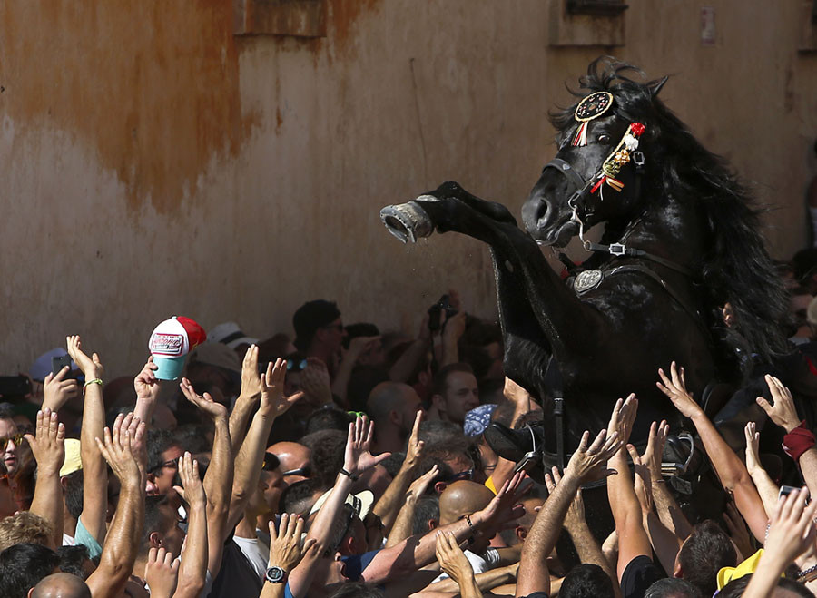 Tại Tây Ban Nha, người dân lại chào đón lễ hội Caragol de Born. Nguồn ảnh: Theatlantic.