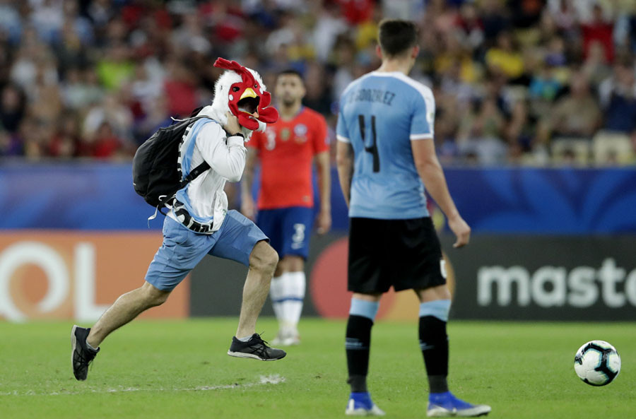 Ở Nam Mỹ, giải bóng đá vô địch Copa America cũng đang diễn ra và cũng xuất hiện không ít Holigan trong giải bóng đá đậm tính nghệ thuật này. Nguồn ảnh: Theatlantic.