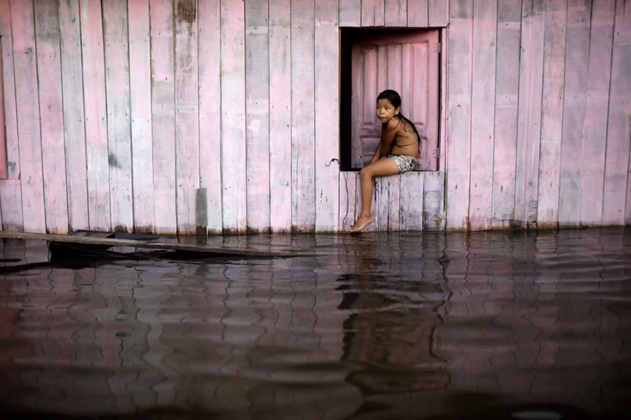 Tại Brazil, lũ lụt khiến cho nhiều thành phố nằm dọc lưu vực sông Amazon chìm trong biển nước. Nguồn ảnh: Theatlantic.