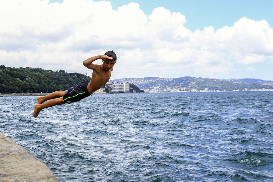 Thổ Nhĩ Kỳ cùng phần lớn lãnh thổ châu Âu đang phải gánh chịu đợt nắng nóng kỷ lục cao nhất lịch sử. Nguồn ảnh: Theatlantic. Mời độc giả xem Video: Người dân châu Âu mệt mỏi vì nắng nóng và cháy rừng. Nguồn: VTC14.