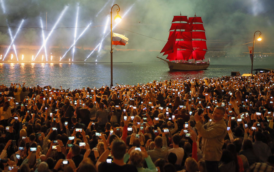 Người dân Nga hào hứng chào đón lễ hội bên bờ sông Neva ở St. Petersburg, Nga. Nguồn ảnh: Theatlantic.