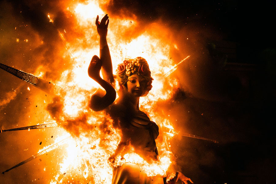 Một bức tượng làm bằng giấy và bìa một cách cực kỳ tinh xảo bị đốt cháy ở Tây Ban Nha trong một lễ hội thường niên của quốc gia này. Nguồn ảnh: Theatlantic.