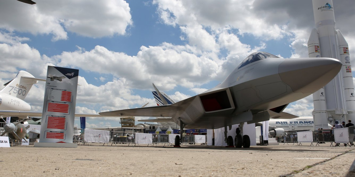 Như để chứng minh cho tuyên bố của mình, tại triển lãm hàng không Paris 2019 hiện đang diễn ra tại Pháp, Thổ Nhĩ Kỳ đã cho ra mắt nguyên mẫu đầu tiên của chiến đấu cơ thế hệ năm mang tên TF-X với tỷ lệ 1:1. Nguồn ảnh: BI.