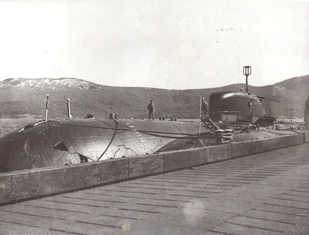 Để đảm bảo cuộc tập trận được triển khai, Thuyền trưởng của K-429 đã phải đi "nhặt" thuỷ thủ từ các tàu ngầm hạt nhân khác, tổng cộng trong số 120 thuỷ thủ trên tàu K-429 khi nó ra khơi tập trận vào mùa hè năm 1983, có tới 2/3 trong số đó chưa từng đặt chân lên tàu ngầm Đề án 670A bao giờ. Nguồn ảnh: RHBT.