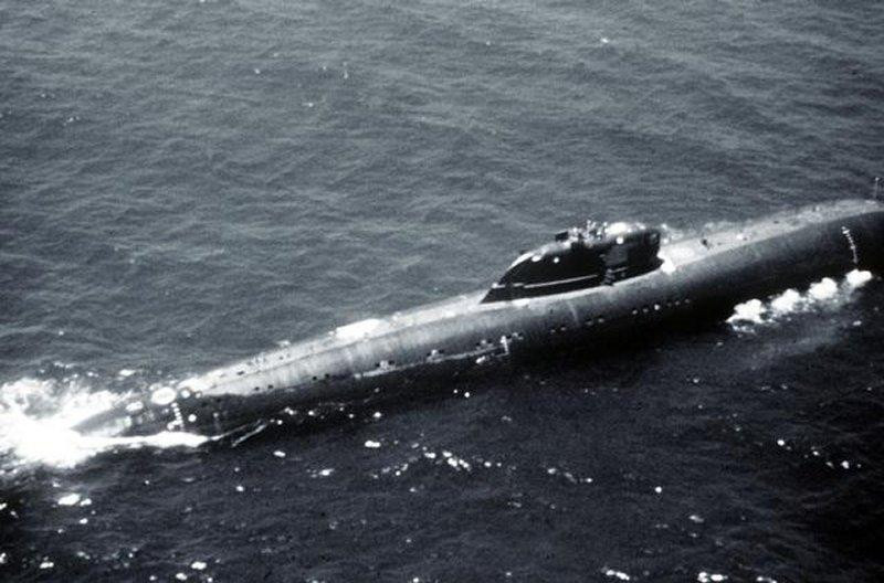 Ngày 23/6 cùng năm, tàu ngầm K-429 tiến tới vị trí tập trận và bắt đầu thử nghiệm lặn sâu đầu tiên. Tuy nhiên do mệnh lệnh của thuyền trưởng đưa ra không được thuỷ thủ đoàn hiểu chính xác, rất nhiều van khoá kín trên tàu đã không được đóng lại và nước tràn vào tàu ngay khi tàu vừa lặn. Nguồn ảnh: RHBT.