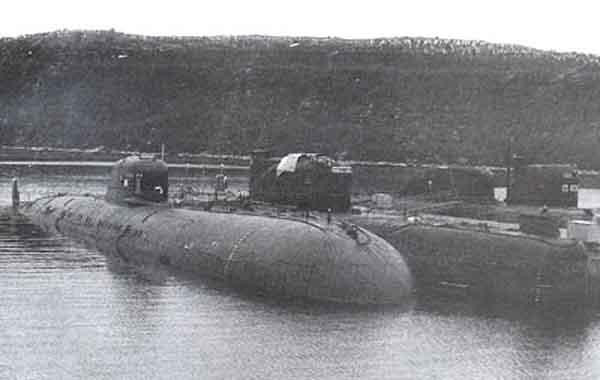 Sau đó, Hải quân Nga vẫn... tiếp tục trục vớt tàu K-429 lên để sửa chữa nhưng nó không bao giờ được ra khơi mà chỉ neo đậu tại cảng, làm nhiệm vụ huấn luyện. Có lẽ cũng không còn kíp chiến đấu nào đủ bản lĩnh để điều khiển cỗ "quan tài thép" từng chìm hai lần này. Tới năm 1987, tàu được loại biên và bị tháo rỡ, cơn ác mộng với lính tàu ngầm Liên Xô chính thức kết thúc. Nguồn ảnh: RHBT.