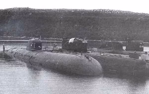 Sau đó, Hải quân Nga vẫn... tiếp tục trục vớt tàu K-429 lên để sửa chữa nhưng nó không bao giờ được ra khơi mà chỉ neo đậu tại cảng, làm nhiệm vụ huấn luyện. Có lẽ cũng không còn kíp chiến đấu nào đủ bản lĩnh để điều khiển cỗ "quan tài thép" từng chìm hai lần này. Tới năm 1987, tàu được loại biên và bị tháo rỡ, cơn ác mộng với lính tàu ngầm Liên Xô chính thức kết thúc. Nguồn ảnh: RHBT.