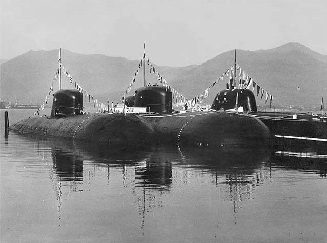 420 tấn nước tràn vào tàu làm 14 thuỷ thủ thiệt mạng ngay lập tức, tàu chìm xuống độ sâu 39 mét so với mực nước biển. Tới tháng 8, tàu được đưa về ụ nổi để sửa chữa và một lần nữa thảm hoả lại xảy ra, các nhân viên thực hiện sai quy trình làm việc với lò phản ứng hạt nhân trên tàu khiến tàu lại một lần nữa bị chìm ngay tại ụ nổi. Nguồn ảnh: RHBT.