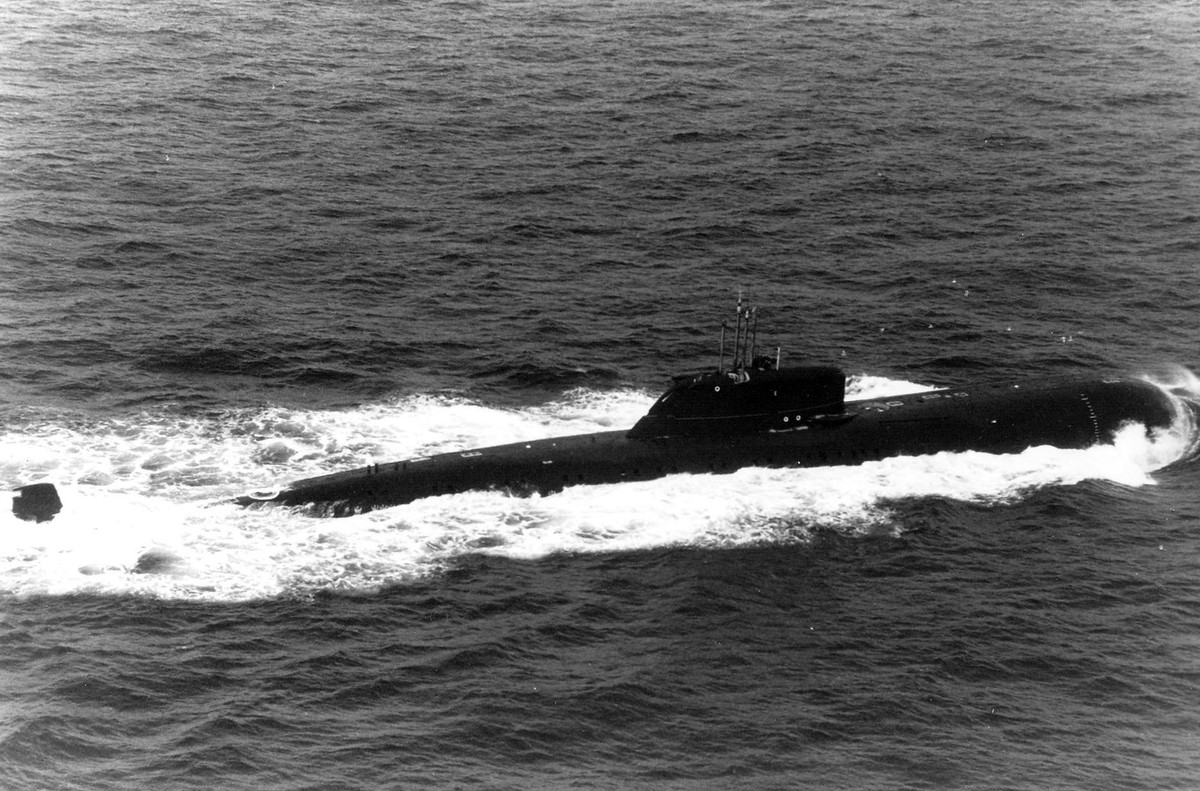 Đội thuỷ thủ đoàn này còn không có khả năng phối hợp với nhau, hoạt động cực kỳ rời rạc vì họ được nhặt từ... 5 tàu ngầm khác, phần lớn trong số họ không hề biết tên nhau và bản thân thuyền trưởng cũng không rõ các sĩ quan chỉ huy cấp cao trên tàu tên là gì. Nguồn ảnh: RHBT.