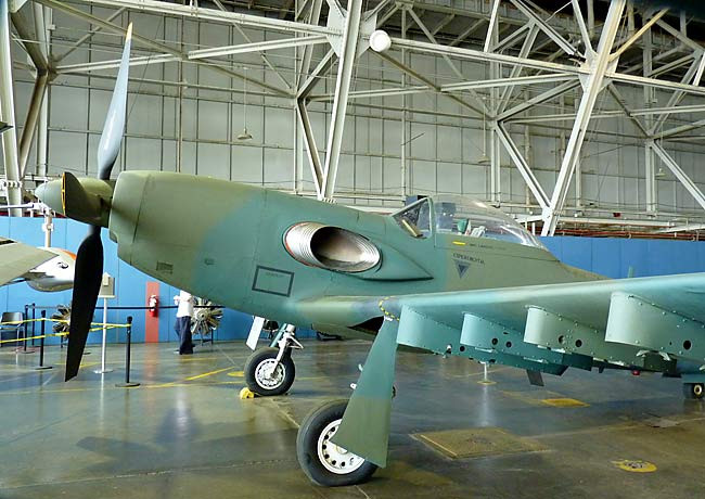 Tốc độ tối đa của loại máy bay này chỉ là 556 km/h nhưng tốc độ tối thiểu của nó lại rất tốt, chỉ 150 km/h - đủ chậm để nó có thể có được những pha tấn công mục tiêu mặt đất thật chính xác.. Nguồn ảnh: Pinterest.