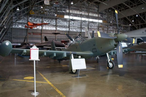 Piper PA-48 có hội tụ đầy đủ các yếu tố kể trên, loại máy bay này có trọng lượng rất nhẹ, chỉ khoảng 3266 kg và sử dụng một động cơ với bốn lá cánh quạt công suất khoảng 2500 mã lực. Piper được trang bị tổng cộng tới 10 giá treo vũ khí dưới hai cánh và hai đầu cánh là hệ thống ăng-ten thông tin liên lạc.. Nguồn ảnh: Military.