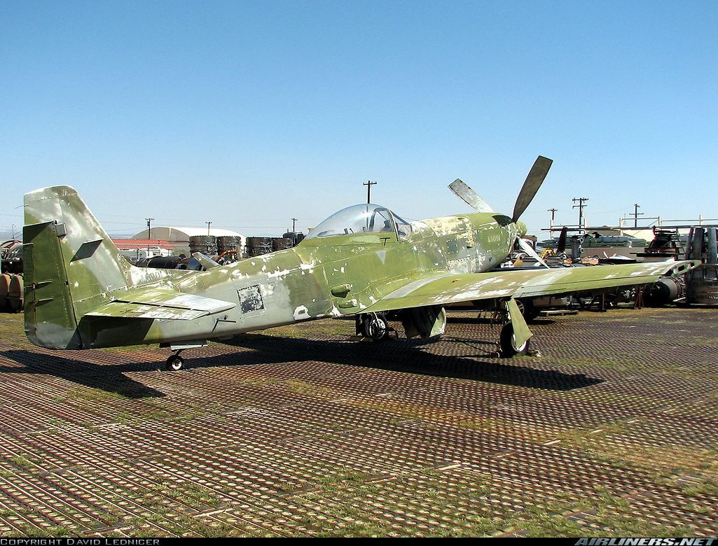 Đặc điểm của chiến tranh du kích đó là cuộc chiến này có thể xảy ra ở bất cứ đâu, bất cứ thời điểm nào. Vậy nên một máy bay được coi là thiết kế để chống chiến tranh du kích cần có động cơ bền bỉ, giá thành vận hành rẻ tiền, đủ để quân đội Mỹ cho bay loại máy bay này thường xuyên trên không, khi cần sẽ ngay lập tức xà xuống yểm trợ chứ không phải chờ nạp nhiên liệu rồi mới cất cánh như các loại tiêm kích phản lực khác.. Nguồn ảnh: Airliners.