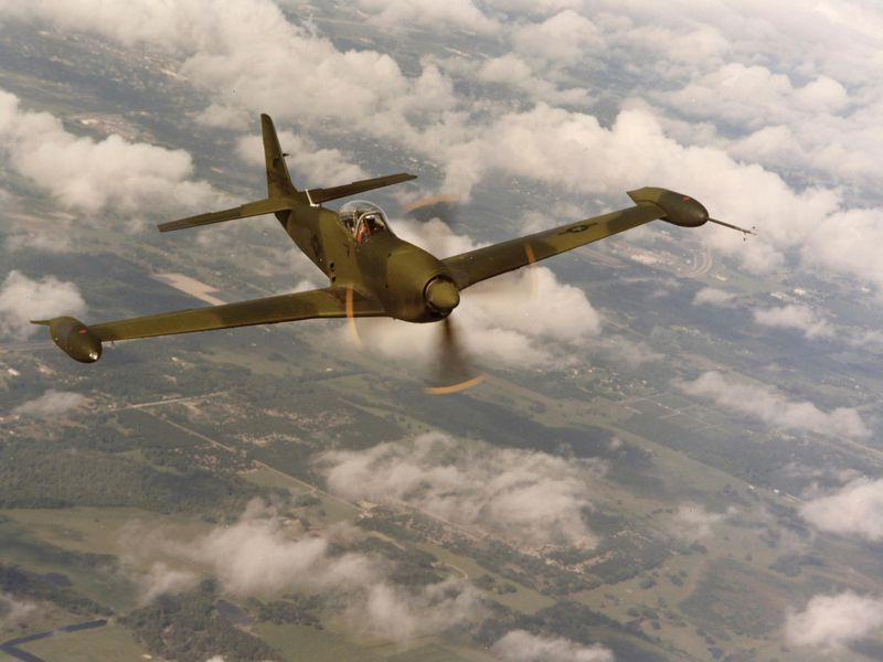 Đặc điểm thường thấy trên một chiếc máy bay chống chiến tranh du kích đó là nó có khả năng sử dụng cho cả quân sự lẫn dân sự; bên cạnh khả năng chiến đấu loại máy bay này còn có thể sử dụng như máy bay tuần thám, thu thập tin tình báo; có hệ thống thông tin liên lạc hiệu quả và thường chỉ có khả năng tấn công không đối đất nhưng ở cường độ thấp.. Nguồn ảnh: Flickr.