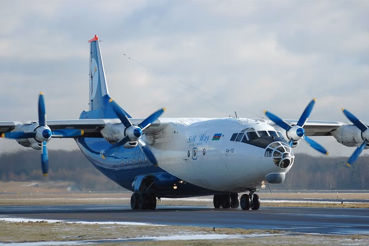 An-12 là phiên bản máy bay vận tải được sản xuất từ năm 1959 của thế kỷ trước và được phục vụ trong cả lĩnh vực quân sự lẫn dân sự. Tổng cộng tới thời điểm hiện tại có khoảng gần 1300 chiếc An-12 mọi phiên bản đang phục vụ ở gần 20 quốc gia trên thế giới. Nguồn ảnh: Sina.