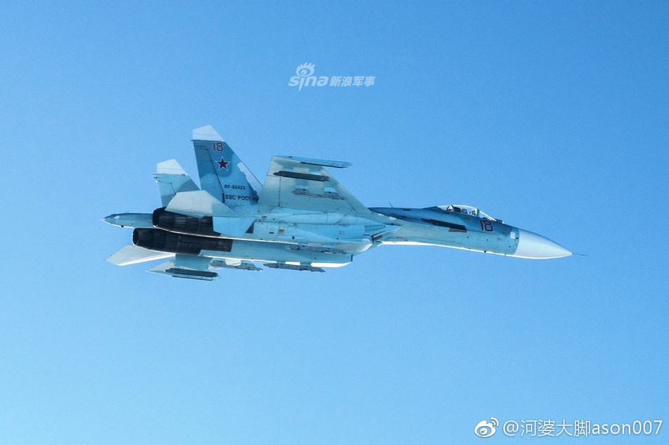 Qua những hình ảnh được công bố, có vẻ như cả chiến đấu cơ Typhoon của Anh và chiến đấu cơ Su-27 của Nga đều mang theo vũ khí và sẵn sàng chiến đấu. Nguồn ảnh: Sina.