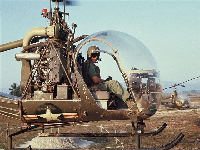 Loại trực thăng hai ghế lái này được Mỹ sử dụng từ năm 1948 và được sản xuất bởi tập đoàn United Helicopters. Do được thiết kế tối ưu cho việc trinh sát trên không, trọng lượng, kích thước và nhiều bộ phận khác của OH-23 đã bị lược bỏ bớt để nó có khả năng cơ động cao trên chiến trường. Nguồn ảnh: TheArchive.