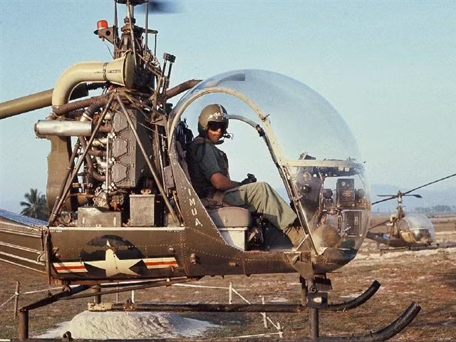 Loại trực thăng hai ghế lái này được Mỹ sử dụng từ năm 1948 và được sản xuất bởi tập đoàn United Helicopters. Do được thiết kế tối ưu cho việc trinh sát trên không, trọng lượng, kích thước và nhiều bộ phận khác của OH-23 đã bị lược bỏ bớt để nó có khả năng cơ động cao trên chiến trường. Nguồn ảnh: TheArchive.