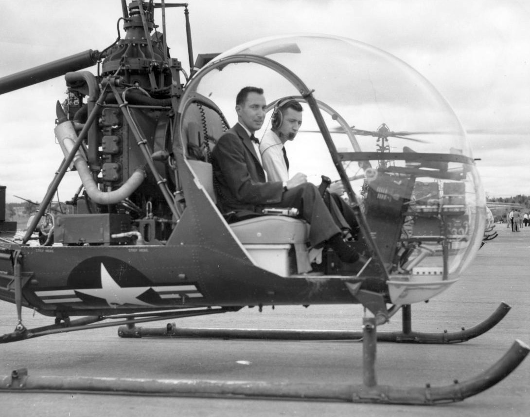 Loại trực thăng này tối đa có hai người điều khiển, dài tổng cộng chỉ 8,47 mét, cánh quạt có đường kính tối đa 10,8 mét và có trọng lượng rỗng chỉ 825 kg - nghĩa là chưa tới một tấn - trong khi trọng lượng cất cánh tối đa cũng chỉ là 1227 kg. Nguồn ảnh: TheArchive.