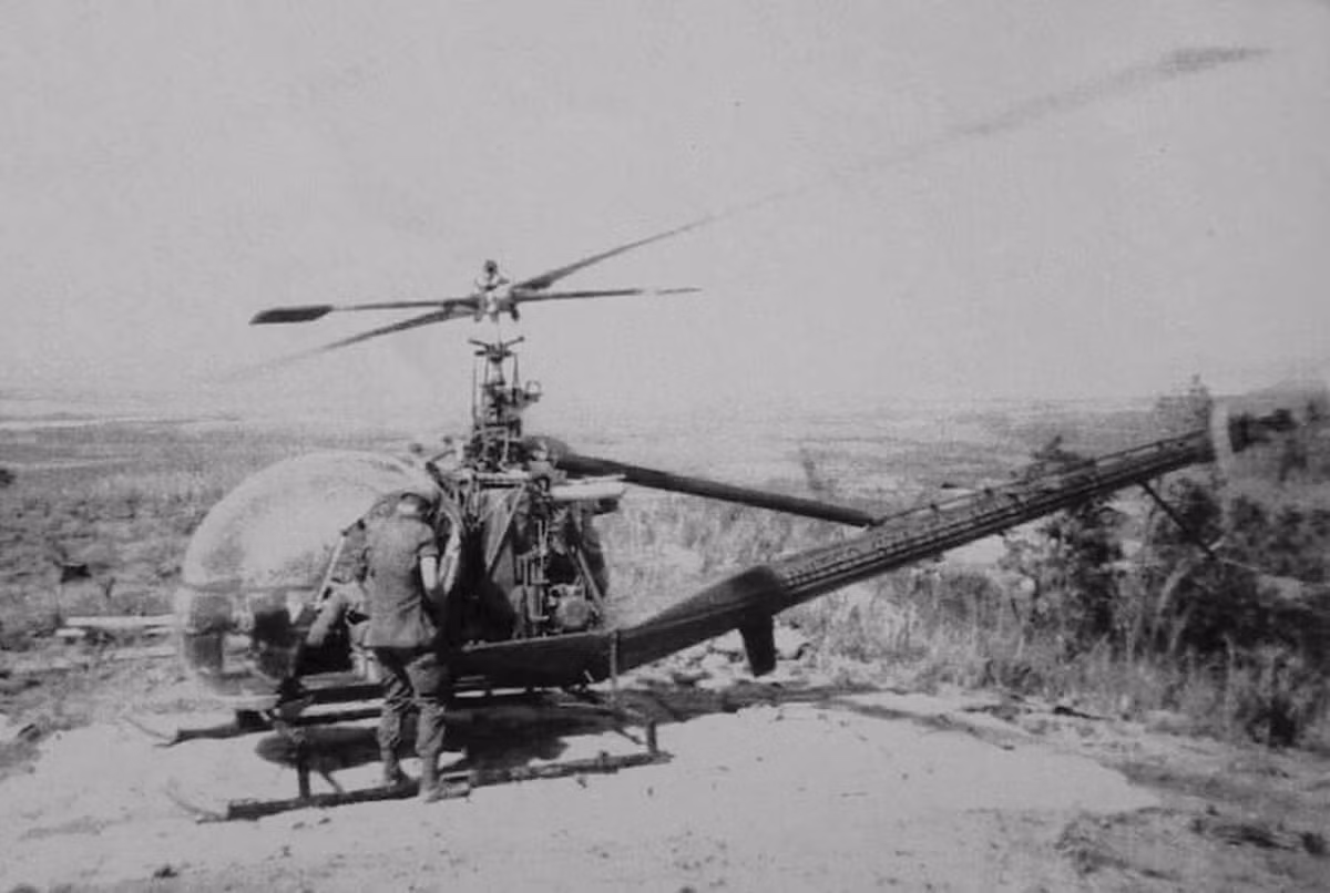 Do có hình dáng khá nhỏ bé, độ cơ động của loại trực thăng này là khá tốt, giúp phi công có thể theo dõi được rõ ràng những gì đang xảy ra dưới mặt đất trước khi gọi hoả lực chi viện. Nguồn ảnh: TheArchive.