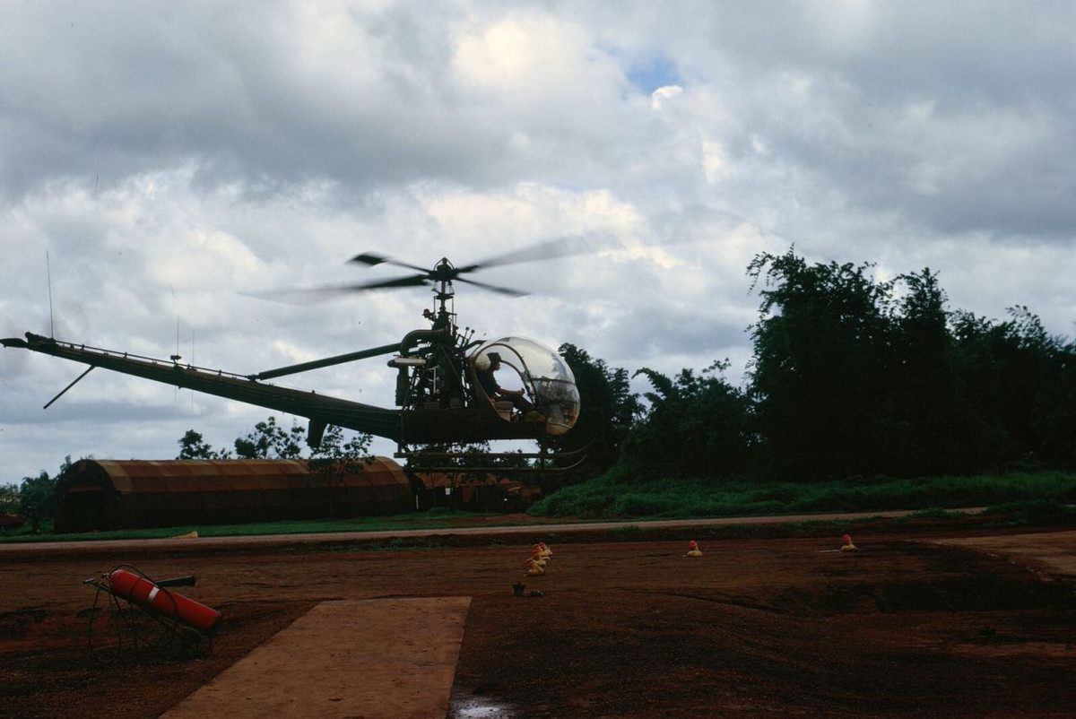 Thậm chí hệ thống động cơ của trực thăng OH-23 cũng bị... lộ thiên bên ngoài. Điều này khiến cho nó cực kỳ dễ bị bắn hạ trên chiến trường bởi mọi loại hoả lực cỡ nhỏ. Đặc biệt là phi công của chiếc OH-23 rất dễ bị tấn công và thiệt mạng khi bay thấp. Nguồn ảnh: TheArchive.