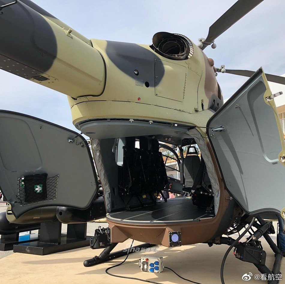 Khoang trong rộng rãi có thể chứa được tối đa sáu hành khách hoặc hai cáng cứu thương. Nguồn ảnh: Sina.