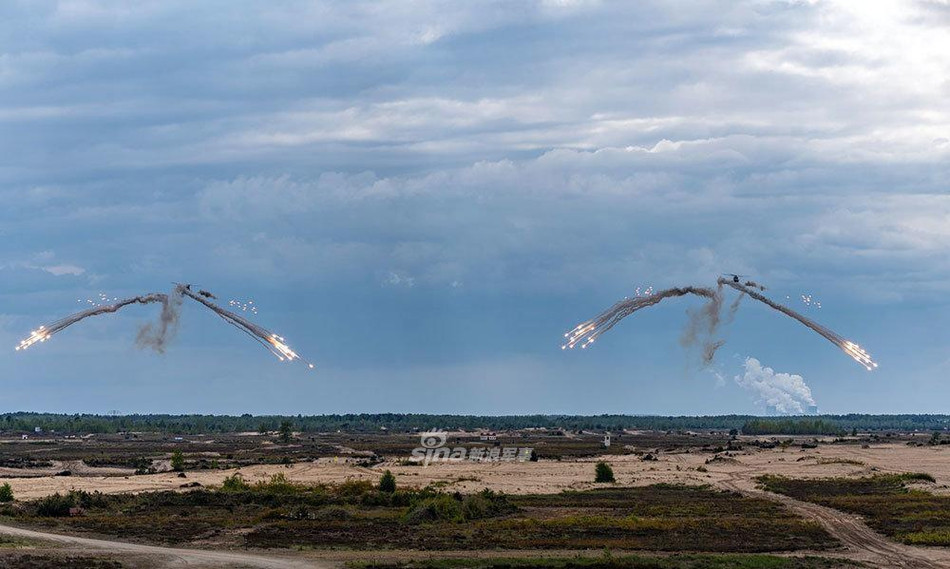 Trực thăng H145M tung pháo sáng để đánh lạc hướng các thiết bị chỉ thị mục tiêu, tên lửa thông minh của đối phương. Nguồn ảnh: Sina.