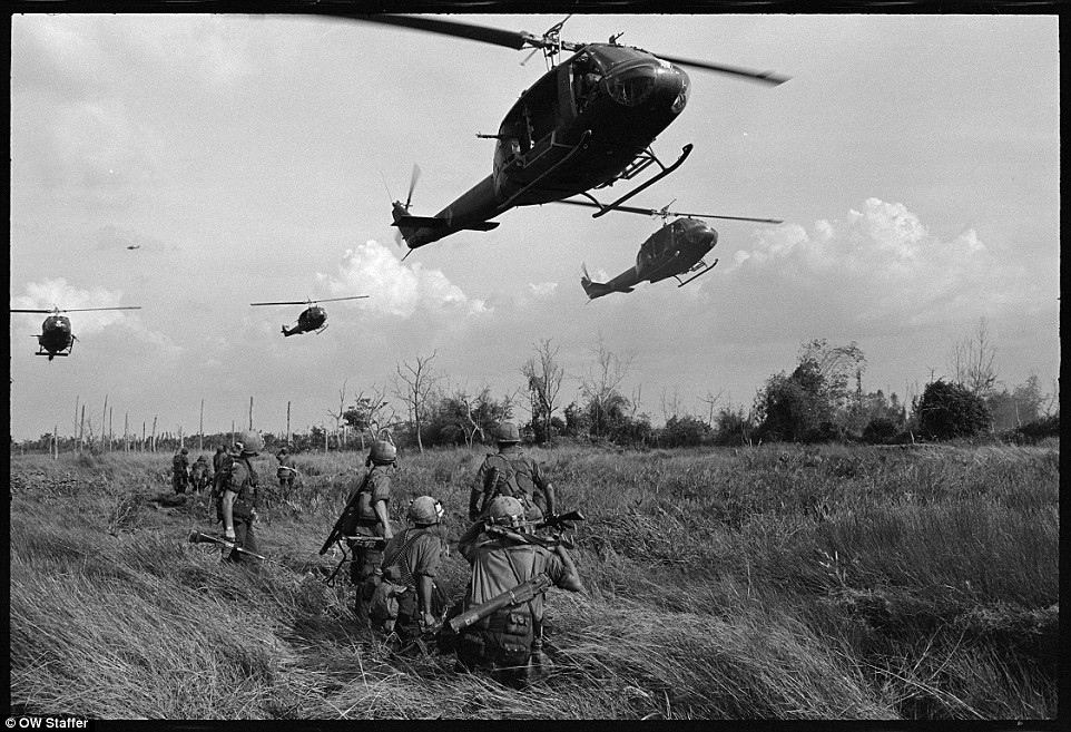 Trực thăng là phương tiện di chuyển thuận tiện nhất của Mỹ ở miền Nam Việt Nam nhưng nó cũng là loại phương tiện dễ bị phục kích và đánh úp nhất là khi thả quân hoặc bốc quân. Nguồn ảnh: Dailymail.