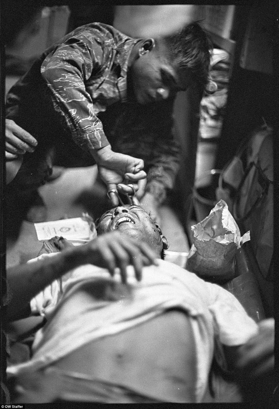 Phẫu thuật trực tiếp cho binh lính Mỹ ngay bên trong xe thiết giáp M113. Nguồn ảnh: Dailymail.