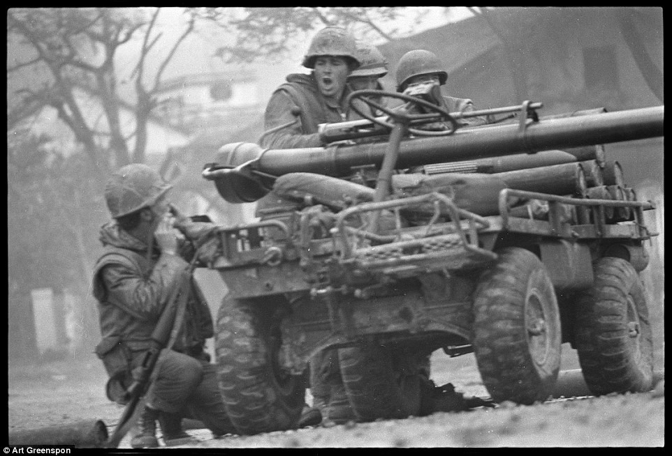 Binh lính Mỹ tác chiến với cối không giật M40 trên đường phố Huế năm 1968. Nguồn ảnh: Dailymail.