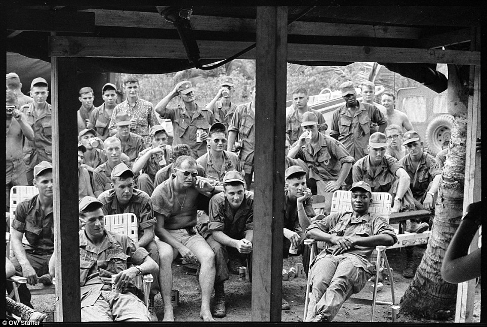 Lính Mỹ túm tụm theo dõi một show truyền hình giải trí ở miền Nam Việt Nam. Nguồn ảnh: Dailymail.