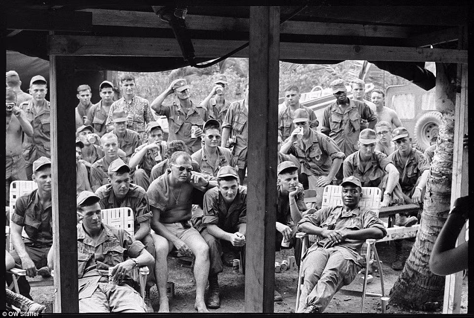 Lính Mỹ túm tụm theo dõi một show truyền hình giải trí ở miền Nam Việt Nam. Nguồn ảnh: Dailymail.