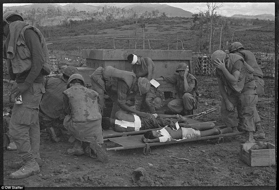 Thương binh Mỹ nằm la liệt chờ được trực thăng bốc ra khỏi chiến trường về hậu cứ. Nguồn ảnh: Dailymail.