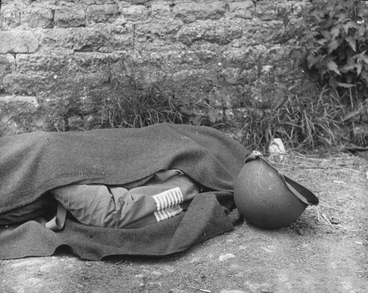 Ví dụ, chỉ trong buổi sáng ngày 6/6/1944 khi cuộc đổ bộ D-Day diễn ra, đã có 4414 lính đồng minh thiệt mạng - con số này tương đương với gần 1/10 số lượng Mỹ thương vong trong toàn cuộc Chiến tranh Việt Nam hay bằng thương vong của Mỹ ở cuộc chiến tranh Iraq. Nguồn ảnh: Warhistory.