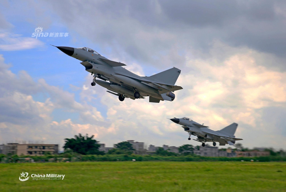 Giá của tiêm kích J-10 vào khoảng 190 triệu Nhân Dân Tệ - tương đương với khoảng 27,8 triệu USD cho mỗi chiếc. Tỷ lệ nội địa hoá của loại máy bay này cũng lên tới hơn 80% với hai phiên bản một sử dụng động cơ của Nga sản xuất, một sử dụng động cơ do Trung Quốc tự sản xuất. Nguồn ảnh: Sina.