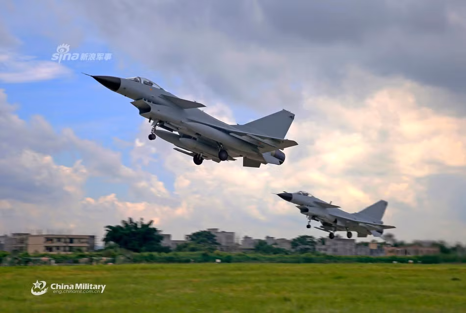 Giá của tiêm kích J-10 vào khoảng 190 triệu Nhân Dân Tệ - tương đương với khoảng 27,8 triệu USD cho mỗi chiếc. Tỷ lệ nội địa hoá của loại máy bay này cũng lên tới hơn 80% với hai phiên bản một sử dụng động cơ của Nga sản xuất, một sử dụng động cơ do Trung Quốc tự sản xuất. Nguồn ảnh: Sina.