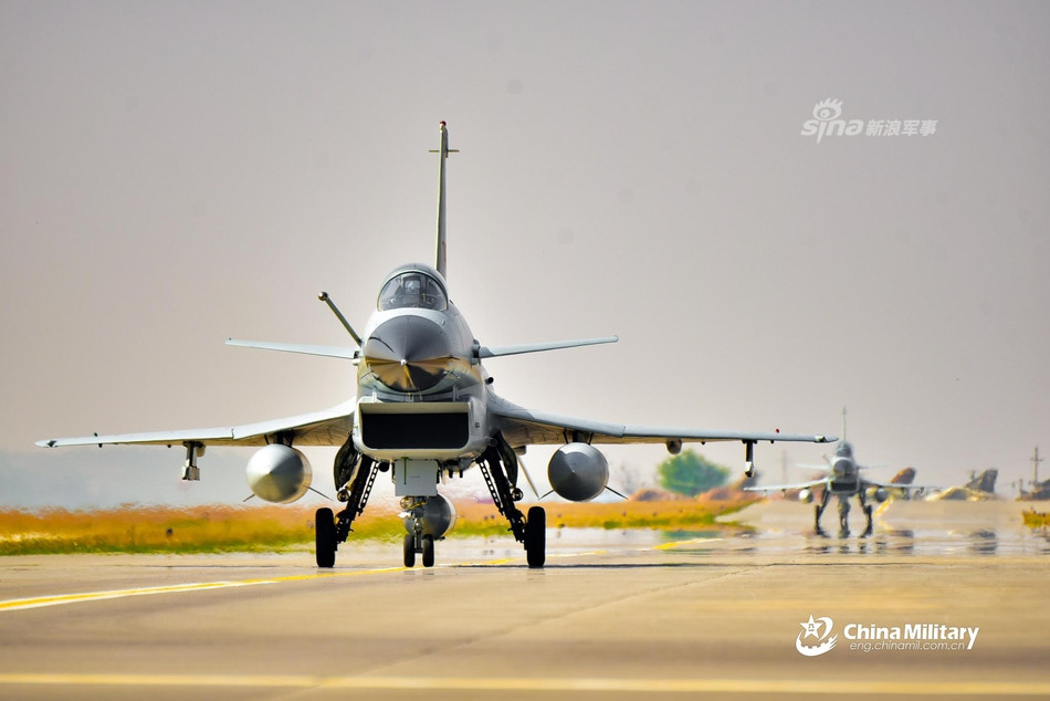 Còn đối với J-15, loại tên lửa này mới được Trung Quốc cho lộ diện vài năm gần đây. Nhiều trang tin của Trung Quốc khẳng định loại tên lửa này có tầm bắn cực kỳ xa, lên tới 400 km. Nguồn ảnh: Sina.